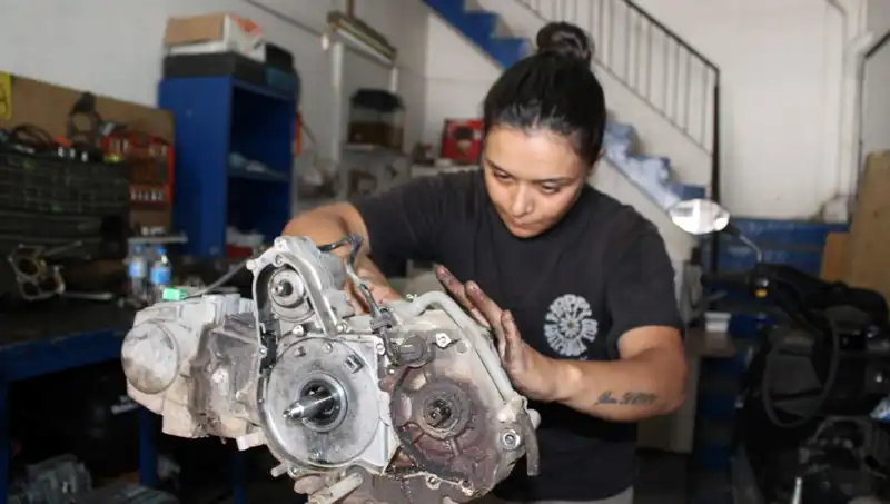 Eşi Çırak Bulamayan Hayriye, 33 Yaşında Motor Ustası Olmayı Başardı