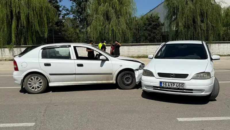 İki Otomobilin Çarpıştığı Kazada İki Kişi Yaralandı: Olayın Detayları Ortaya Çıktı