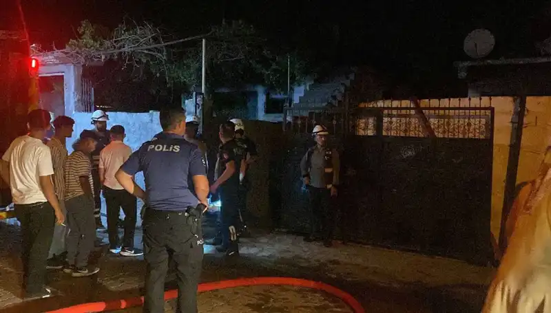Ailesinin Evini Yakan Genç, Linçten Son Anda Kurtarıldı