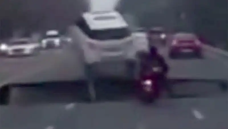 Güney Kore Otoyolunda Dehşet: Motosikleti Yutan Dev Çukur!