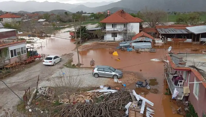 Burdur'da Şiddetli Yağışlar Hayatı Felç Etti: Evler ve Ahırlar Sular Altında Kaldı