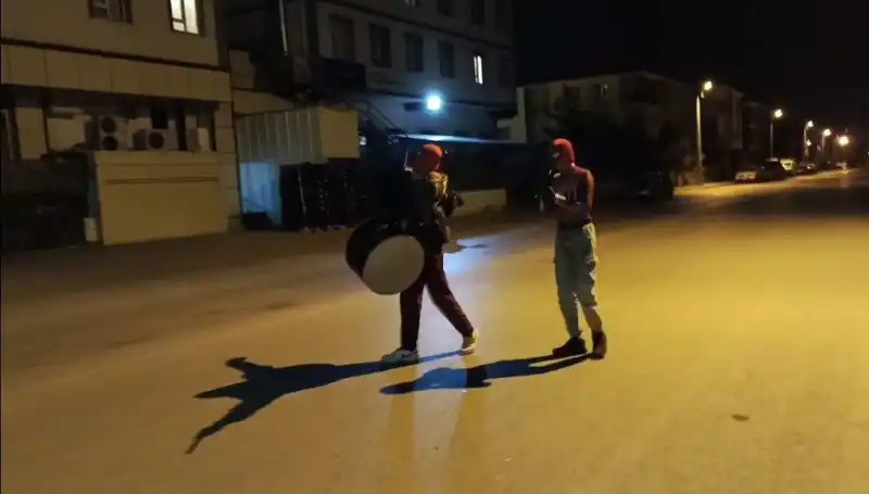 Erzincan'ın Sahur Geleneği: Örümcek Adamlar Sokaklarda Davul Zurna Çalıyor