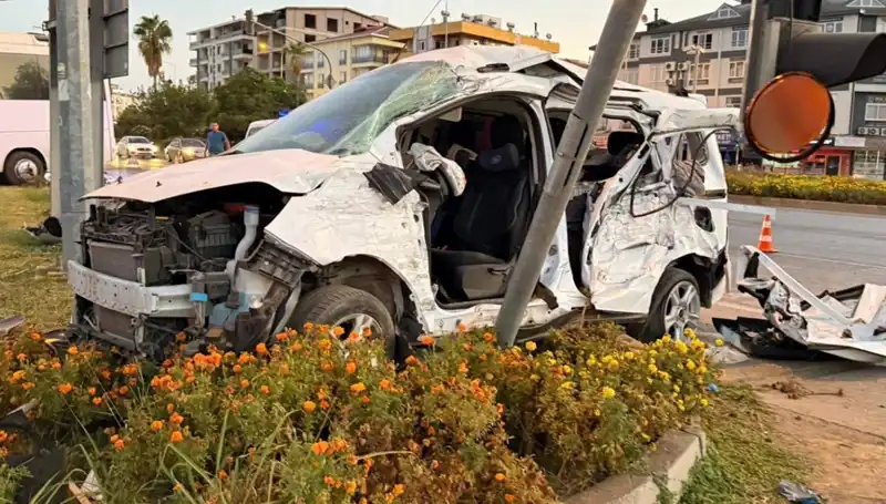 Antalya'da Korkunç Kaza: Midibüs ve Hafif Ticari Araç Çarpıştı, 6 Yaralı!