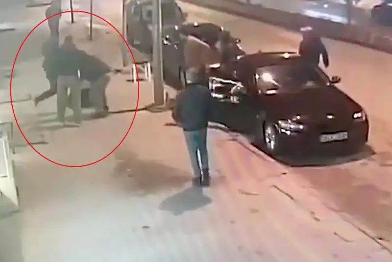 Park Yeri Kavgası Bacak Kırdı: Üç Kişilik Saldırı Gözler Önünde Gerçekleşti