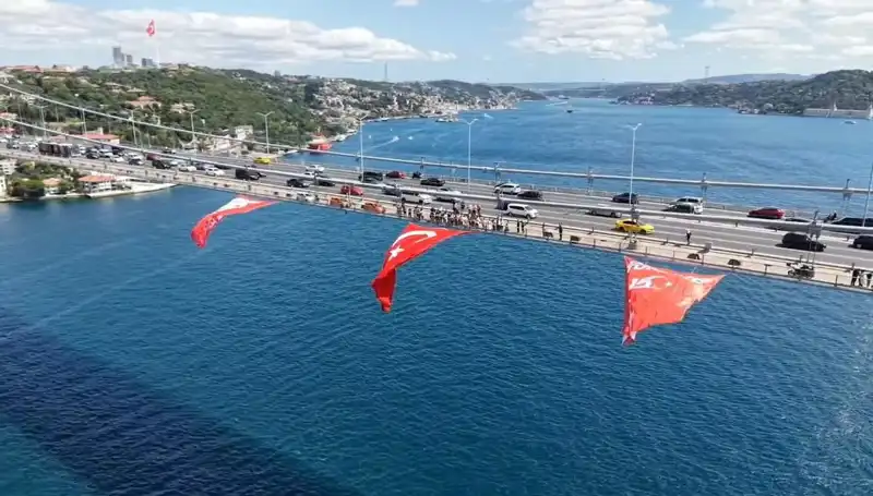 Türkiye'nin Gururu: Dev Türk Bayrağı Köprüde Dalgalandı