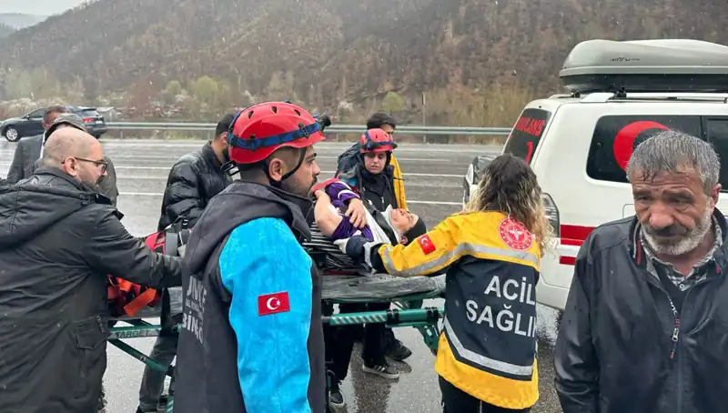 Otomobil İstinad Duvarına Çarptı: Korkunç Kazada 5 Kişi Yaralandı