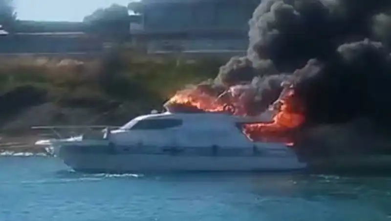 Çeşme'de Marina Yangını: Lüks Motoryat Alev Alev Yandı