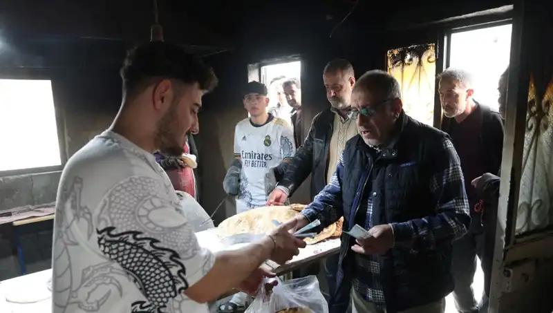 7 Kilometre Yürüyüşle Ekmek Almanın Sırrı: Saat 15.00'te Başlayan Yoğunluk