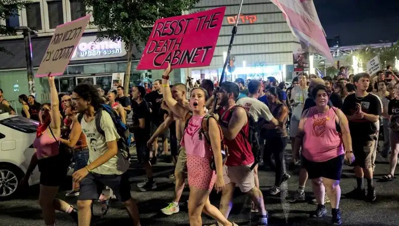 Tel Aviv'de On Binlerce Kişi Netanyahu'ya İsyan Etti: Protestolar Büyüyor