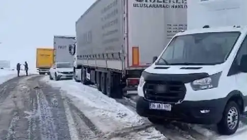 Kars-Ardahan Karayolunda Kar Yağışı: TIR’lar Kara Saplandı, Seyahat Delik Deşik Oldu!