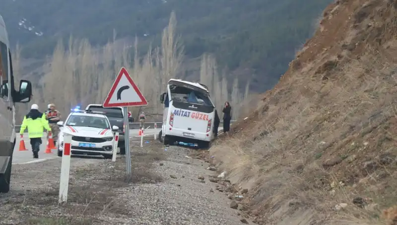 Oltu'da İşçi Servis Aracının Kazası: Yaralılar Hastaneye Sevk Edildi