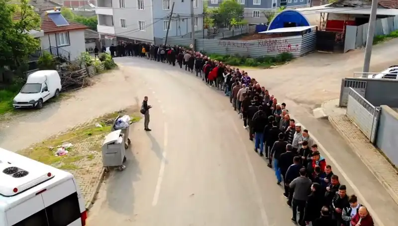 Bursa'da Bayram Coşkusunu Zirveye Taşıyan 1 Kilometrelik Kuyruk