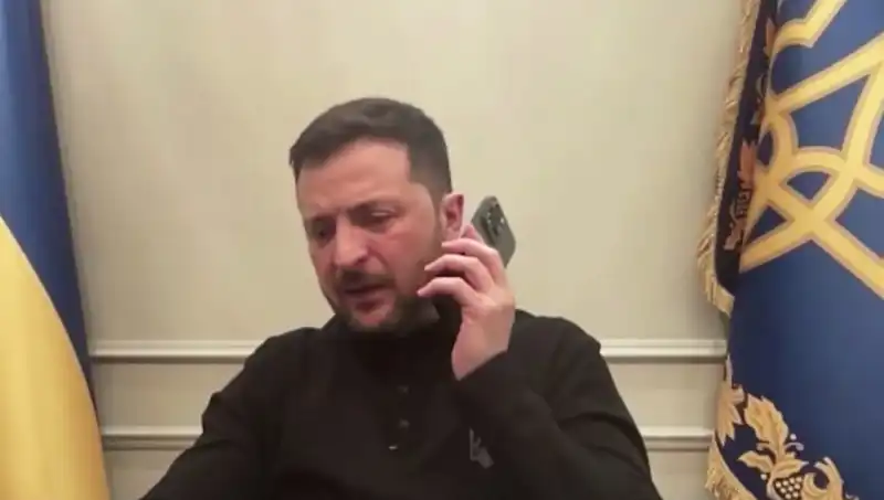 Zelenski'nin Basın Toplantısında Şaşırtan An: Macron Telefonla Görüştü!