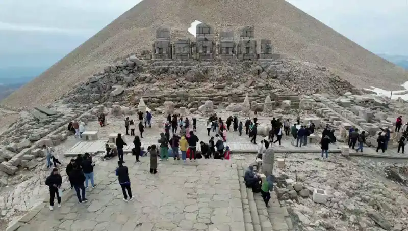 Bayramda Nemrut Dağı'na Akın Eden Ziyaretçi Sayısı Şaşırttı