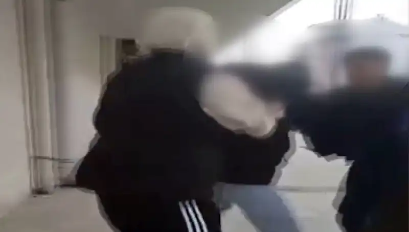 Sokak Ortasında Akran Zorbalığı: Özür Dilettiler, Sonra Şiddete Başvurdular