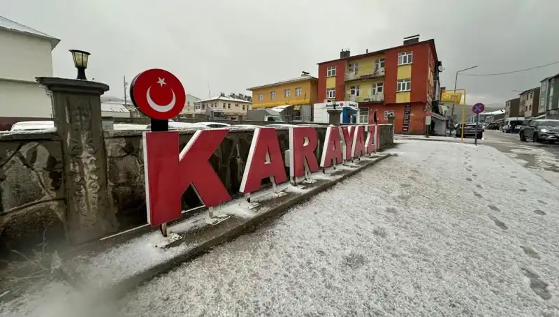 Temmuzda Yollar Beyaza Büründü: Sürücüler Beklenmedik Kar Yağışına Hazır Değildi!