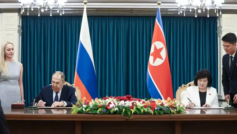 Lavrov ve Kuzey Koreli Mevkidaşından Tarihi Görüşme: Yeni Ortak Stratejiler mi Geliyor?