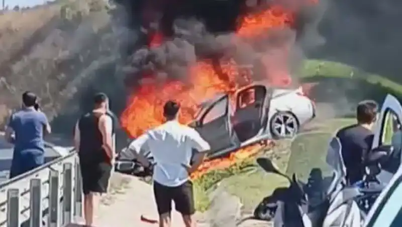 TEM Otoyolu'nda Korkunç Kazanın Ardından Otomobil Alev Alev Yandı