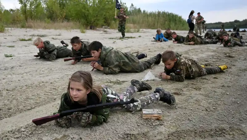 Rusya'da 8 Yaşındaki Çocuklar Askeri Kampta: Tehlikenin Eşiğinde