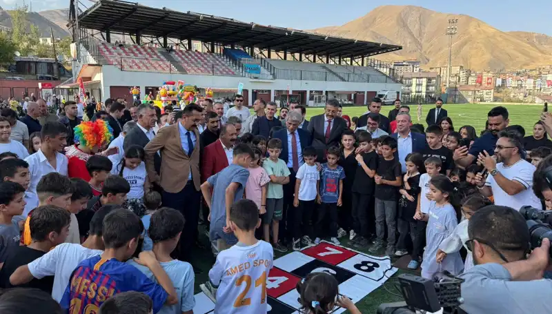 Hakkari'de Coşkuyla Başlayan Anadolu Şenliği: Renkli Görüntüler ve Kültürel Zenginlikler
